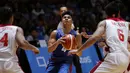 Dua pebasket Indonesia, Adhi Putra Pratama (kiri) dan Galank Gunawan berusaha menahan pemain Filipina, Kiefer Ravena dalam laga penyisihan Grup A SEA Games 2015 di OCBC Arena Hall, Singapura, Rabu (10/6/2015). (Liputan6.com/Helmi Fithriansyah)