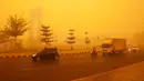 Pengendara kendaraan bermotor beraktivitas pada pagi hari di tengah kabut asap tebal akibat kebakaran hutan dan lahan di Palangkaraya, Kalimantan Tengah, Rabu (14/10/2026). Kebakaran yang menghanguskan area luas di Kalimantan dan Sumatra menyebabkan kabut asap berbahaya menyelimuti sejumlah wilayah di Indonesia, Malaysia, dan Singapura selama beberapa pekan. Asap kebakaran tersebut turut berdampak pada kualitas udara di kawasan terdampak. (REINA/AFP)