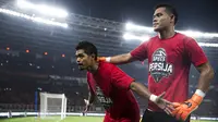 Pemain Persija Jakarta, Bambang Pamungkas dan Andritany Ardhiyasa, menyapa suporter usai meraih gelar juara Piala Presiden di SUGBK, Jakarta, Sabtu (17/2/2018). Persija menang 3-0 atas Bali United. (Bola.com/Vitalis Yogi Trisna)