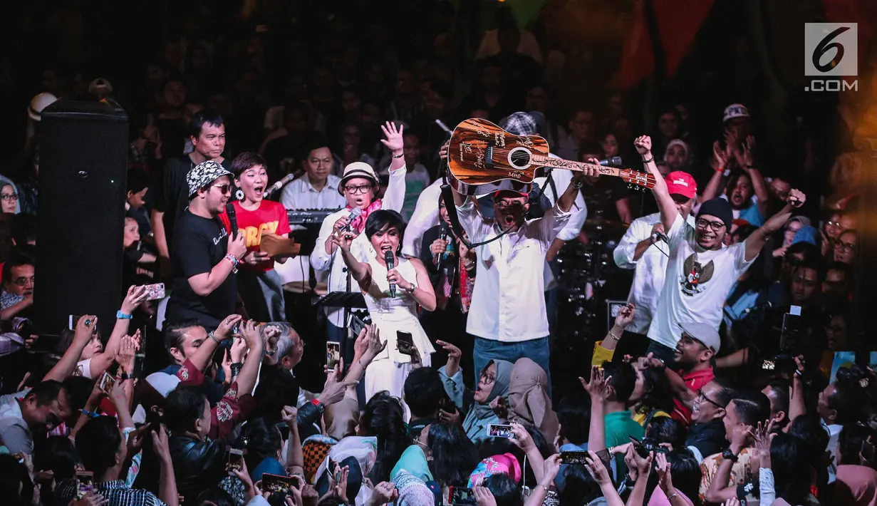 Para menteri yang tergabung dalam grup band Elek Yo Band tampil pada acara malam amal penggalangan dana untuk korban gempa Lombok di Jakarta, Kamis (9/8). Para menteri juga membawakan lagu Indonesia Pusaka bersama Yuni Shara. (Liputan6.com/Faizal Fanani)