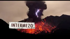 Seorang turis asal Jerman, Marc Szeglat, merekam letusan gunung Sakurajima di Pulau Kyushu Jepang di saat yg tepat.