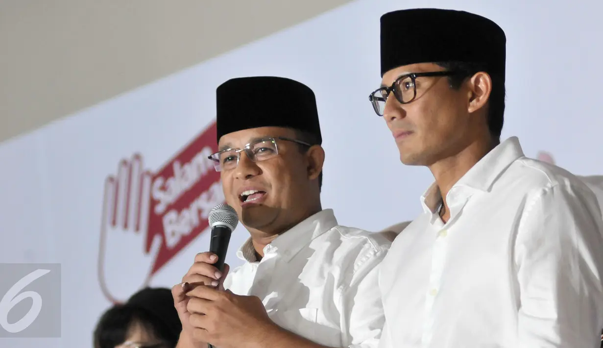 Cagub dan Cawagub DKI Jakarta, Anies Baswedan-Sandiaga Uno memberi ketarangan di kantor DPP Gerindra, Ragunan, Jakarta, Rabu (19/4). Anies-Sandi datangi kantor DPP untul rayakan kemenangan hitung cepat suara Pilkada DKI. (Liputan6.com/Yoppy Renato)