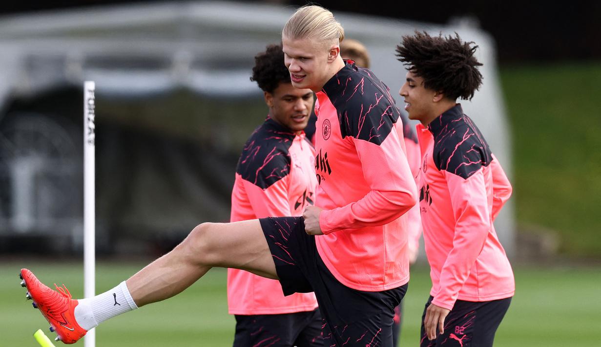Pemain Manchester United, Erling Haaland melakukan pemanasan saat latihan jelang laga perempat final Liga Champions 2023/2024 melawan Real Madrid di Etihad Campus, Manchester, Inggris, 8 April 2024 waktu setempat. (AFP/Darren Staples)
