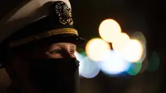 Seorang perwira Angkatan Laut bergabung dalam upacara peletakan karangan bunga di Eternal Light Flagstaff di Madison Square Park, New York pada 11 November 2020. Upacara tersebut diawali dengan Parade Hari Veteran 100 kendaraan, tanpa penonton di Fifth Avenue. (AP Photo/Mark Lennihan)