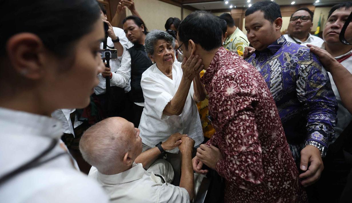 Mantan Menteri Pendidikan, Kebudayaan, Riset, dan Teknologi (Mendikbudristek), Nadiem Anwar Makarim (kanan), dipeluk keluarganya usai sidang pembacaan tuntutan di Pengadilan Tindak Pidana Korupsi Jakarta, Rabu 13 Mei 2026. (Kapanlagi.com/Budy Santoso)