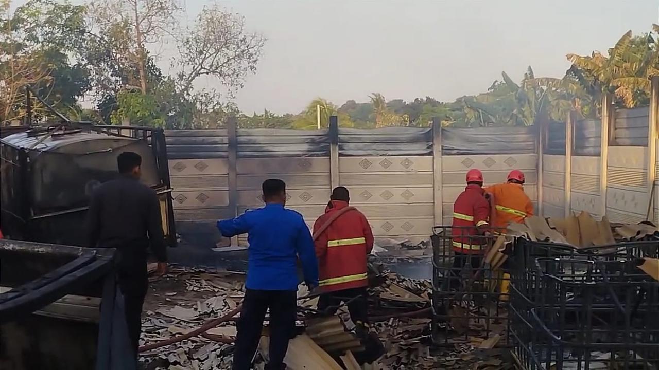 Truk tangki dan puluhan kerangka tandon air berisikan BBM ilegal hangus dilalap si jago merah di sebuah gudang penampungan di Natar, Lampung Selatan. Foto : (Liputan6.com/Ardi).
