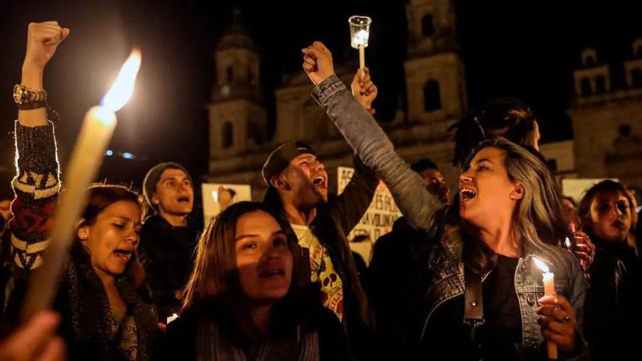 Masyarakat Kolombia melakukan demonstrasi atas pembunuhan para pemimpin perjuangan hak asasi manusi di ibu kota Bogota pada Juli 2018.