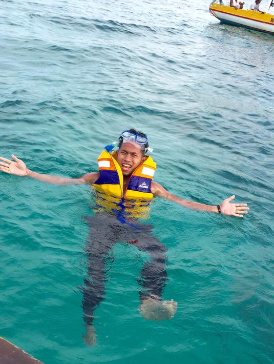 Andik Vermansah asyik menikmati pantai saat berlibur bersama keluarganya di pantai Pulau Lombok, (24-27/12/2015). (Bola.com/Dok. Pribadi)