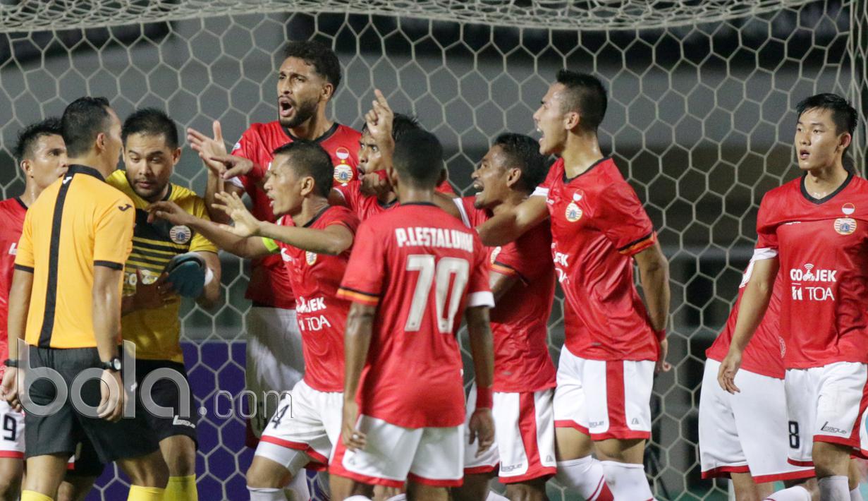 Protes pemain Persija terhadap wasit, Fariq Hitaba  saat melawan PS TNI pada laga Liga 1 2017 di Stadion Pakansari, Bogor, (8/6/2017). (Bola.com/Nicklas Hanoatubun)