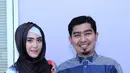 Mengisi liburan menjelang akhir tahun banyak hal yang bisa dilakukan. Ustaz Soleh Mahmud Nasution alias Solmed bersama istrinya, April Jasmine mengisi libur penghabisan tahunnya dengan ke Mekkah. (Nurwahyunan/Bintang.com)