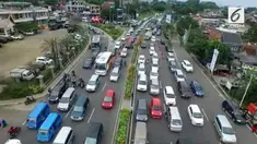 Jelang libur Natal 2018 dan pergantian tahun 2018-2019, kawasan Puncak Jawa Barat dipadati oleh kendaraan yang dibawa para wisatawan.