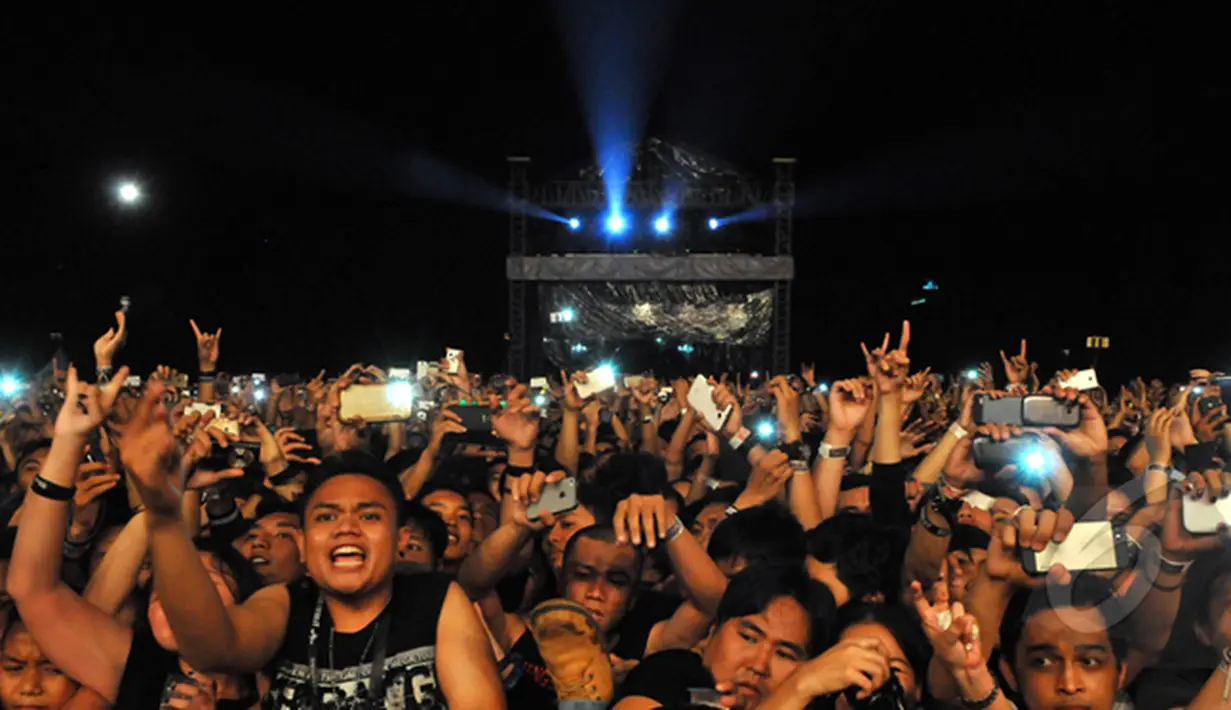 Ribuan fans tak lelah berdiri dan bernyanyi bersama grup musik beraliran metal tersebut saat konser bertajuk "Avenged Sevenfold Asia Tour 2015 Live in Jakarta" di Parkir Timur Senayan, Jakarta, (18/1/2015). (Liputan6.com/Panji Diksana)