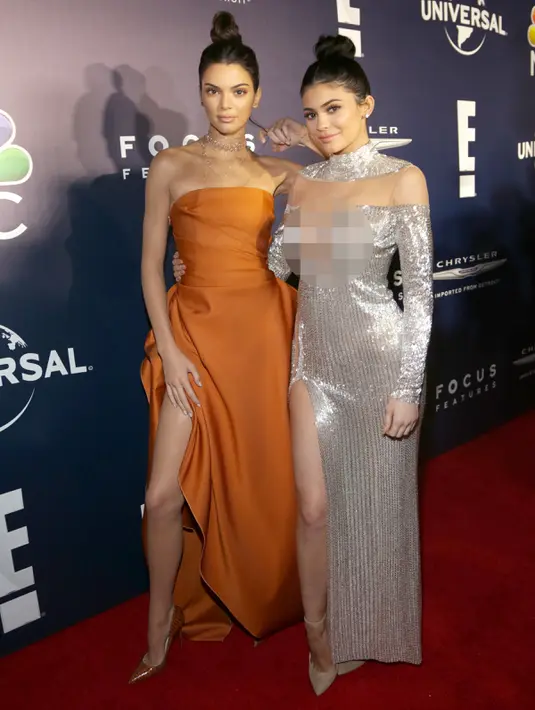 Kendall Jenner (kiri) dan Kylie Jenner berpose saat menghadiri acara pada Golden Globes 2017 di Hotel Beverly Hilton, California, AS (8/1). Keduanya tampil memukau dengan gaun seksi. (Loreen Sarkis/Getty Images/AFP)