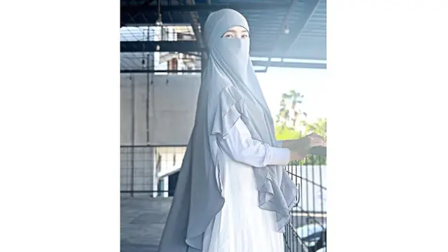 Menuju Jalan Hijrah, Ini 5 Potret Indri Giana Tampil Bercadar