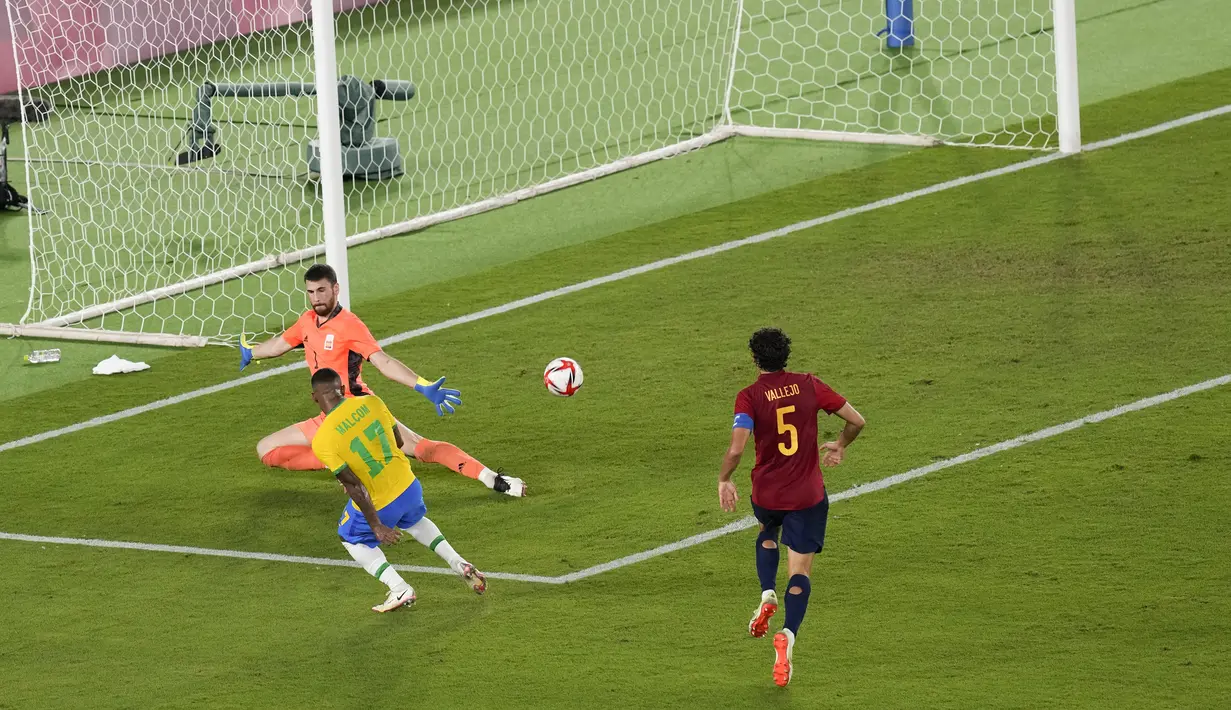 Pemain Brasil Malcom mencetak gol ke gawang Spanyol pada pertandingan final sepak bola putra Olimpiade Tokyo 2020 di Yokohama, Jepang, Sabtu (7/8/2021). Brasil menang 2-1. (AP Photo/Martin Mejia)