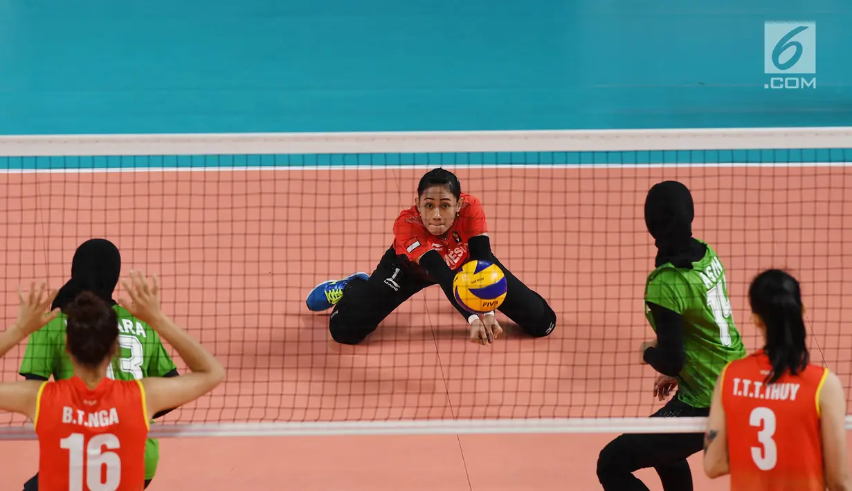 Pevoli putri Indonesia berusaha mengembalikan bola saat bertanding melawan Vitenam pada pertandingan babak semifinal peringkat 5-8 voli putri Asian Games 2018 di Tennis Indoor Senayan, Jakarta, Jumat (31/8). Indonesia kalah 1-3. (Merdeka.com/Imam Buhori)