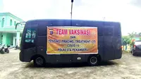 Mobil Polresta Pekanbaru yang dikerahkan untuk vaksin toor do door ke rumah warga. (Liputan6.com/M Syukur)