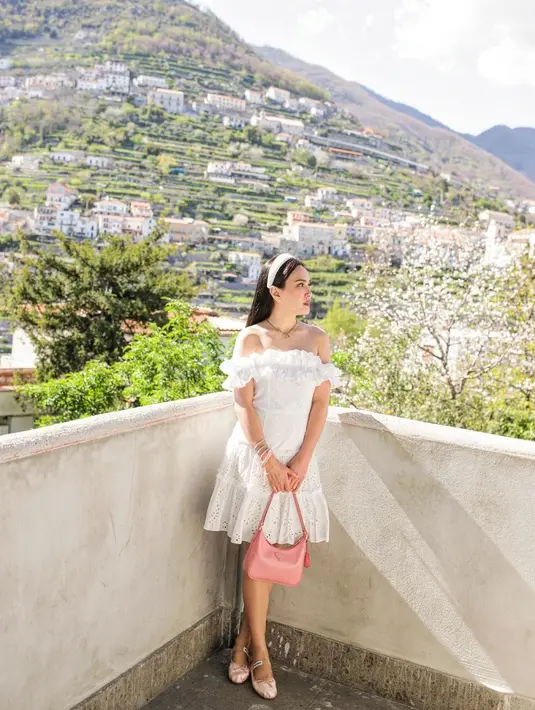 Meski tidak berwarna pink, Shandy Aulia cosplay ala Barbie dengan Sabrina ruffle dress [@shandyaulia]