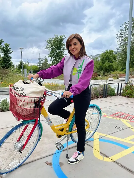 Gaya penampilan Najwa Shihab dengan busana berwarna cerah ini juga tak lepas dari perhatian. Tampil dengan busana ungu, Najwa juga terlihat menggunakan sepatu dengan warna sama. (Liputan6.com/IG/@najwashihab)