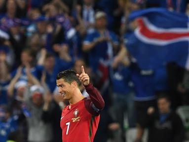 Portugal bermain imbang 1-1 melawan Islandia pada laga Grup F Piala Eropa 2016 di Stade Geoffroy Guichard, Saint-Etienne, Rabu (15/6/2016) dini hari WIB. Cristiano Ronaldo tak mampu sumbang gol. (AFP/Francisco Leong)
