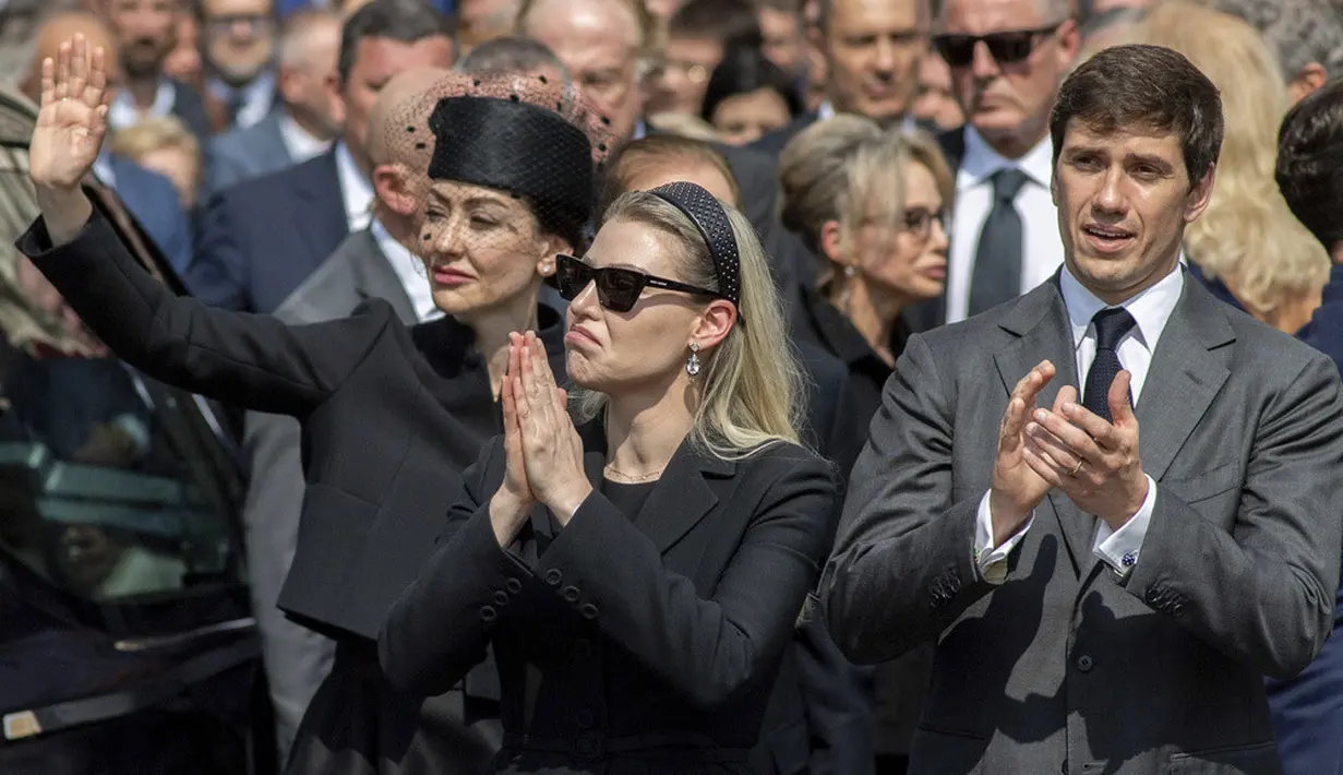 <p>Politisi yang menjadi mitra Berlusconi selama tahun-tahun terakhirnya, Marta Fascina (33 tahun) terlihat menangis. Termasuk putri sulung Berlusconi, Marina, yang diperkirakan akan mewarisi kerajaan bisnis ayahnya. (Claudio Furlan/LaPresse via AP)</p>