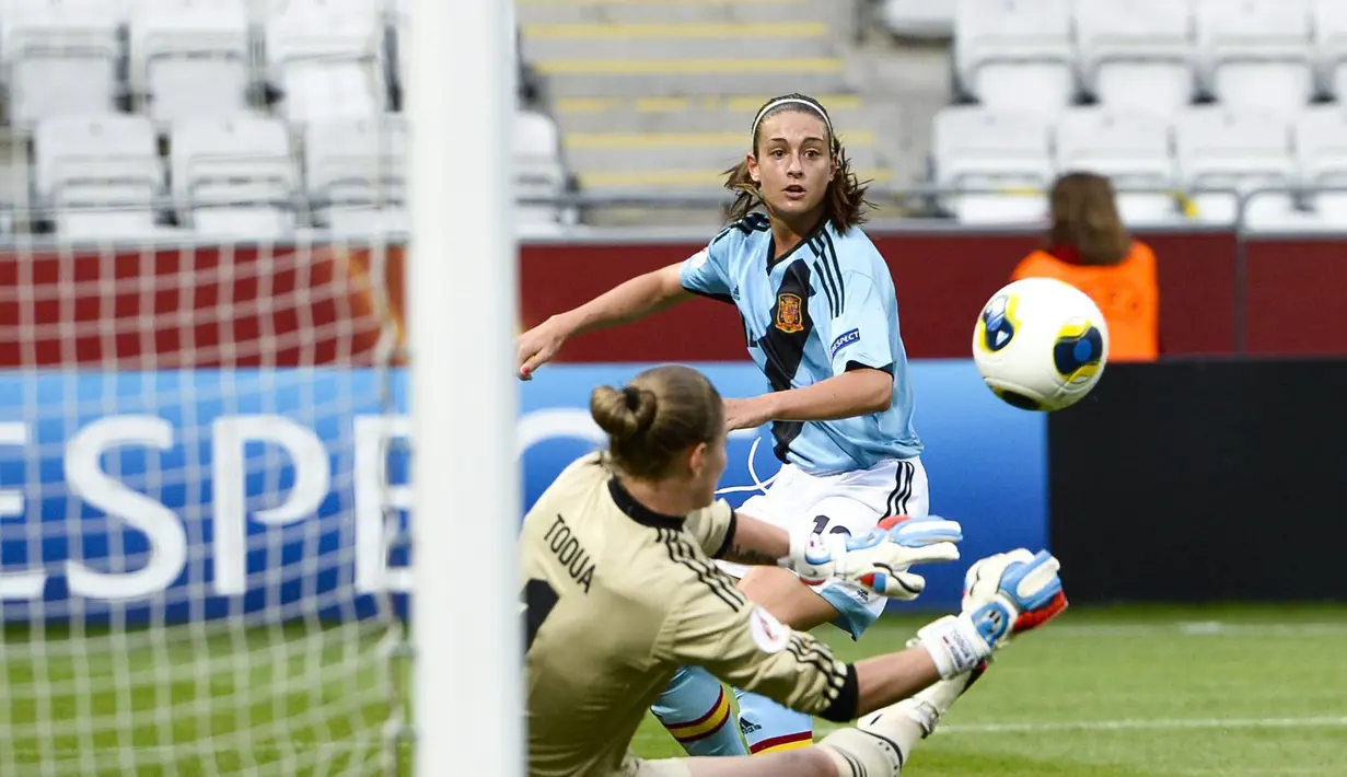 Aksi Alexia Putellas saat mencoba membobol gawang Rusia. (EPA/Maja Suslin)