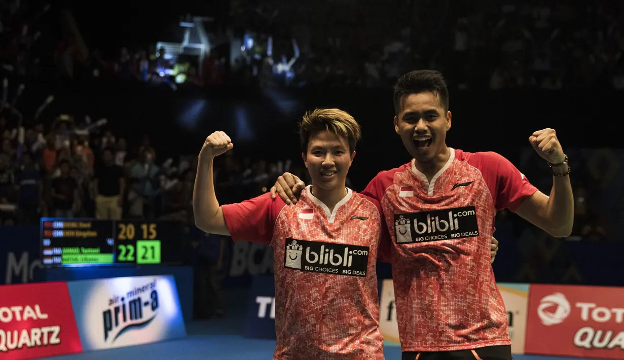 Selamat Tontowi Ahmad/Liliyana Natsir untuk gelar BCA Indonesia open 2017. (Bola.com/Vitalis Yogi Trisna)