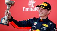 Pebalap Red Bull, Max Verstappen, resmi meneken kontrak baru berdurasi tiga tahun hingga 2020. (Bola.com/Twitter/Max33Verstappen)
