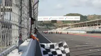 Petugas mengibarkan bendera finis pada seri kedua Pertamina Mandalika Racing Series 2024 hari Minggu (26/05/2024). (Mandalika Racing Series)