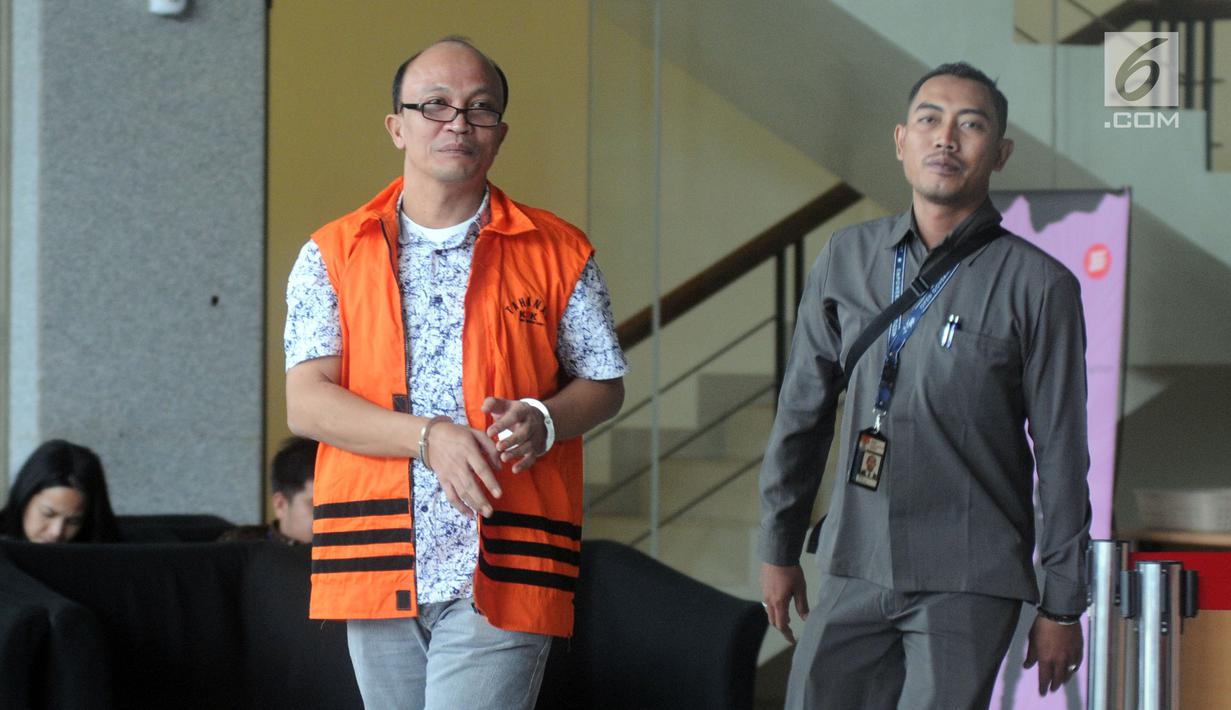 Ekspresi anggota DPRD Sumut Tohonan Silalahi (kiri) usai menjalani pemeriksaan lanjutan di Gedung KPK, Jakarta, Senin  (18/3).  Tohonan diduga menerima suap persetujuan LPJ APBD 2012 dan pengesahan perubahan APBD 2013-2015. (merdeka.com/Dwi Narwoko)