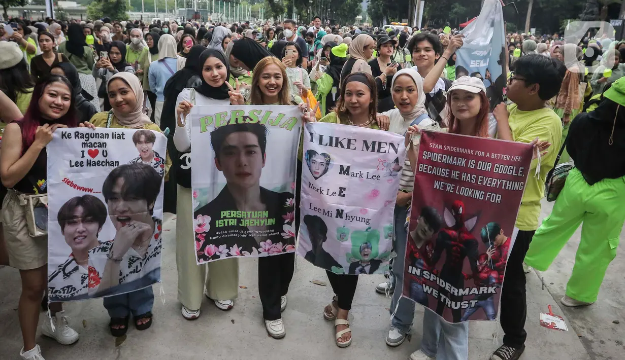 Penggemar NCT 127 mulai berdatangan untuk menyaksikan penampilan idola mereka  di Indonesia Arena, Kompleks Gelora Bung Karno, Jakarta, Sabtu (13/1/2024). (Liputan6.com/Angga Yuniar)