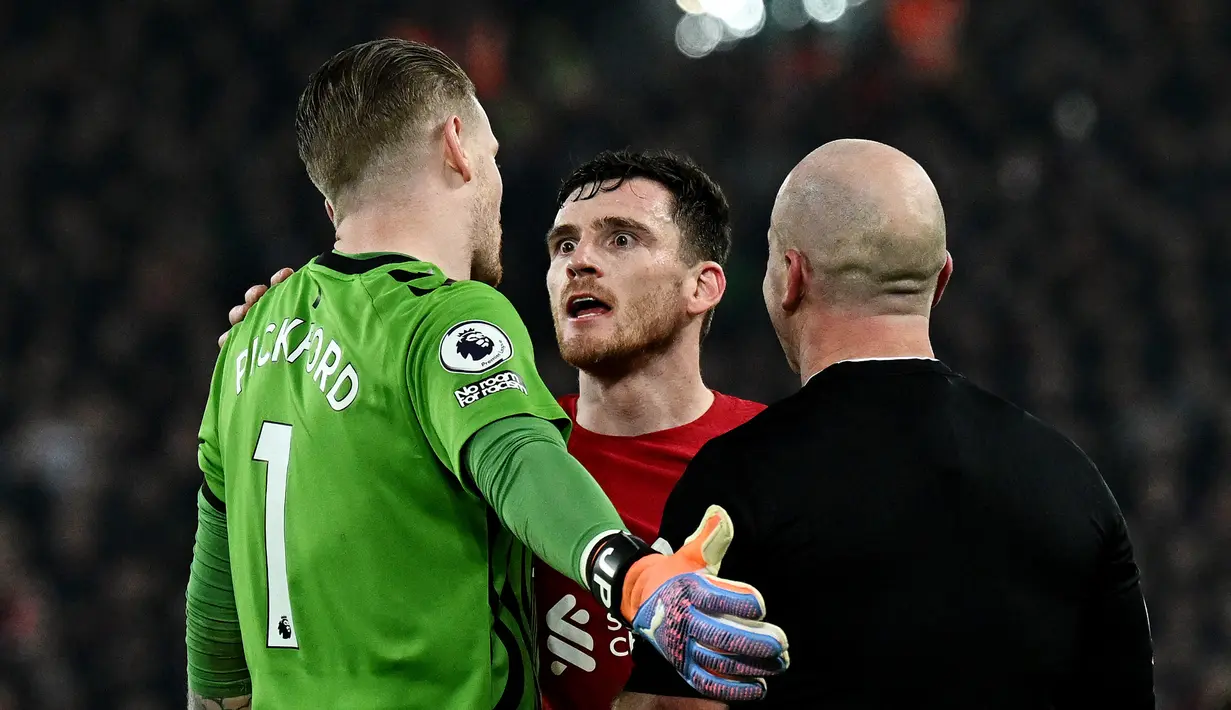 Kiper Everton, Jordan Pickford, bersitegang dengan pemain Liverpool, Andrew Robertson, pada laga Liga Inggris di Stadion Anfield, Selasa (14/2/2023). Tepatnya pada menit ke-85. Bek Liverpool, Andrew Robertson, bersitegang dengan kiper Everton, Jordan Pickford. (AFP/Paul Ellis)