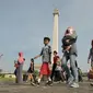 Suasana di kawasan Munomen Nasional (Monas) saat libur lebaran, Jakarta, Kamis (7/7). Libur kedua Lebaran ini dimanfaatkan warga untuk bekunjung ke lokasi wisata bersama keluarga. (Liputan6.com/Yoppy Renato)