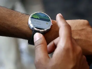 Sebuah jam tangan pintar diperkenalkan di konferensi pengembang aplikasi Google I/O 2014 di San Francisco, Amerika Serikat, (25/6/2014). (REUTERS/Elia Nouvelage) 