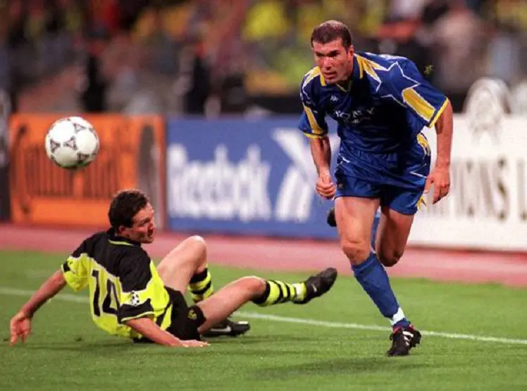 Zinedine Zidane gagal membawa Juventus menjuarai Liga Champions 1996-1997 setelah takluk dari Borussia Dortmund.
