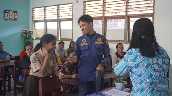 Kisah Haru Damkar Jadi Ayah Pengganti Saat Ambil Rapor