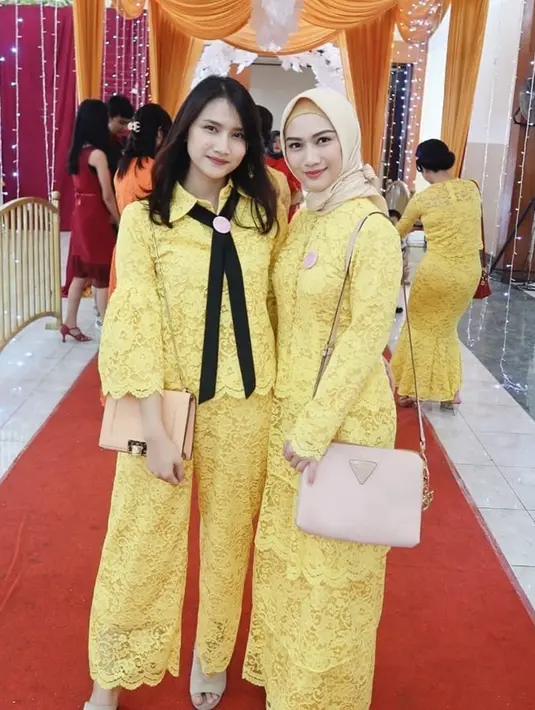 Frieska dan Melody memang masih terlihat hangout bersama di berbagai acara. Gaya penampilan keduanya terlihat kompak dengan busana senada yang mereka pakai. Keduanya sama-sama terlihat anggun di foto ini.(Liputan6.com/IG/@jkt48frieska)