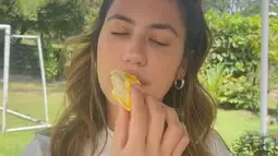 Pevita Pearce saat menikmati buah durian dengan mata tertutup. Artis keturunan Inggris ini mencoba durian untuk pertama kalinya, tulis Pevita Pearce di caption Instagram miliknya. (Instagram/pevpearce)