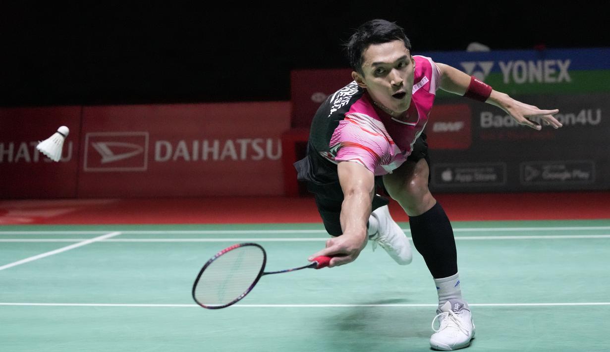 Pebulu tangkis tunggal putra Indonesia Jonatan Christie berusaha mengembalikan kok ke arah Shi YU Qi dari China pada pertandingan semifinal Indonesia Masters 2023 di Istora Senayan, Jakarta, Rabu (25/1/2023). Di final Indonesia Masters 2023, Jojo akan menghadapi pemenang antara pemain Indonesia lainnya, Chico Aura Dwi Wardoyo dengan Ng Ka Long Angus dari Hong Kong. (AP Photo/Achmad Ibrahim)