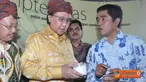Citizen6, Sumenep: MKP Sharif C Sutardjo mengamati garam produksi rakyat Sumenep di dampingi Budi Sulistio dan Bupati Sumenep. (Pengirim: Efrimal Bahri)