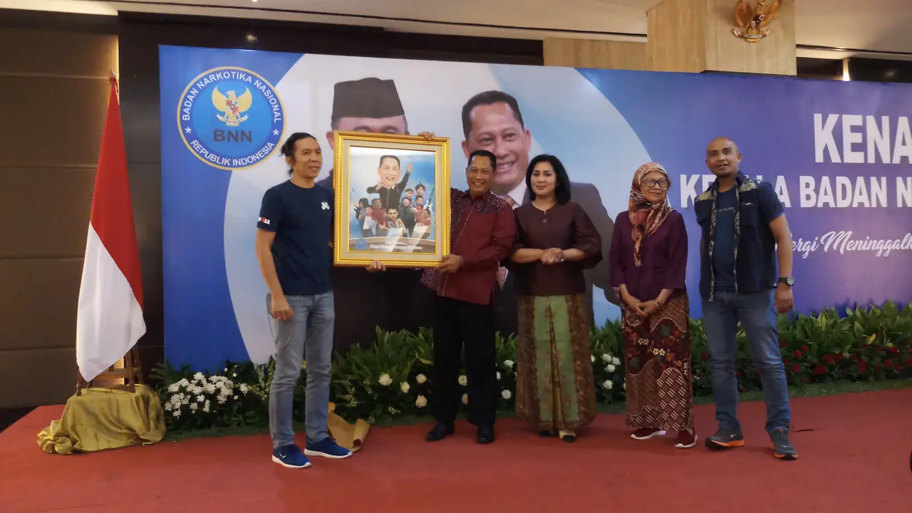 Buwas mendapat cenderamata dari Slank