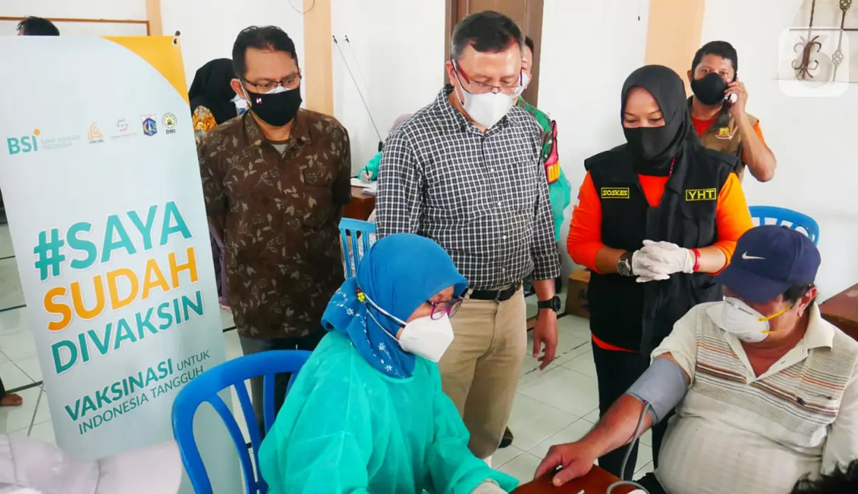 (ki-ka) Team Leader Sustainable Finance Strategy BSI Emil Ferdiansyah, Walikota Jakarta Pusat, Dhany Sukma dan Staff Unit Sosial & Kesehatan Yayasan Hasanah Titik Andyana Susanti meninjau vaksinasi COVID-19 jemput bola di salah satu masjid di Jakarta (31/07/2021). (Liputan6.com/Pool/BSI)