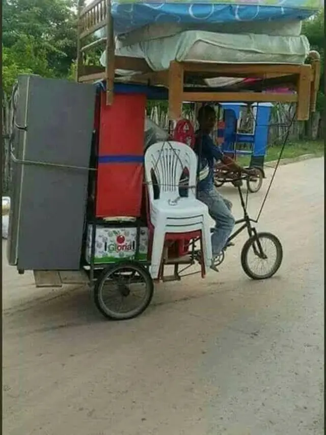 Kelewat Maksa, Aksi Kocak Sepeda Motor Angkut Barang Besar Bikin Ngakak