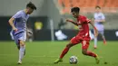 Indonesia All Star U-20 dan pemain muda Barcelona silih berganti melakukan serangan. (Bola.com/Bagaskara Lazuardi)