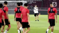 Latihan dipimpin langsung pelatih Timnas Indonesia, Shin Tae-yong. (Liputan6.com/Helmi Fithriansyah)