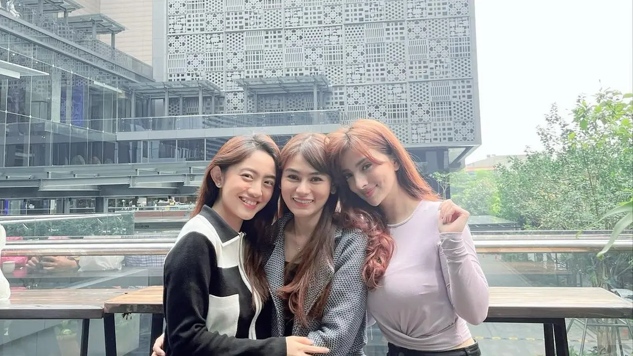 Potret kompak bintang Dewi Rindu di pekan terakhir syuting (Foto: Instagram/@indahnicole)