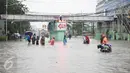 Sejumlah kendaraan mogok saat menerobos banjir yang merendam Jalan Gunung Sahari, Jakarta Pusat, Selasa (21/2). Hujan yang turun sejak dini hari menyebabkan sejumlah ruas jalan terimbas banjir hingga tak bisa dilalui kendaraan (Liputan6.com/Faizal Fanani)