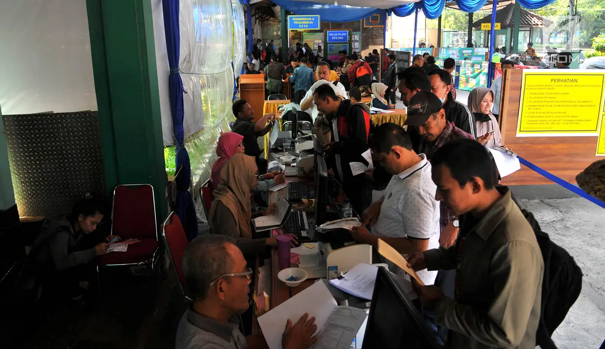 Para wajib pajak melaporkan SPT di Kantor Pelayanan Pajak Pratama Jakarta, Kamis (29/3). Pelayanan Pajak Pratama Cabang Pulo Gadung masih melayani dua cara yakni secara manual dan online. (Merdeka.com/Iqbal Nugroho)