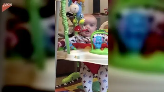 Begini ekspresi menggemaskan seorang bayi yang pertama kalinya mendengar suara selotip yang digunakan sang ibu.