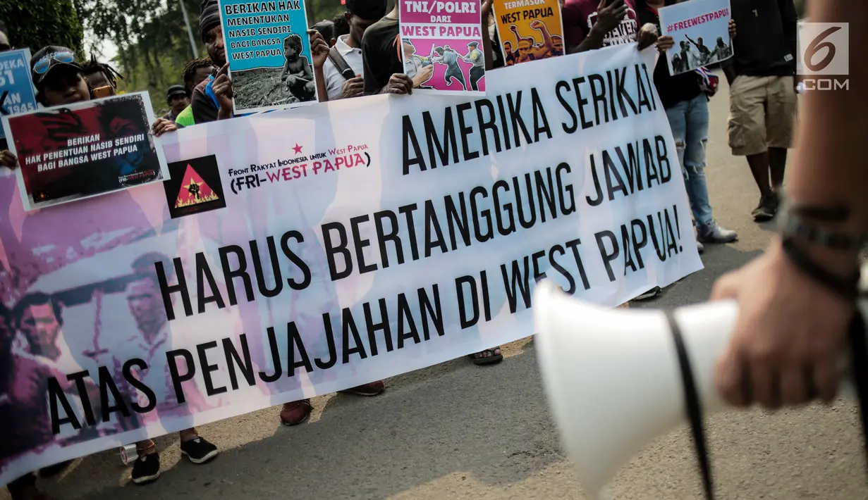 Massa Front Rakyat Indonesia untuk West Papua (FRI-West Papua) menggelar unjuk rasa di depan Kedutaan Besar Amerika Serikat, Jakarta, Kamis (15/8/2019). Massa mengecam Amerika Serikat dan memintanya bertanggung jawab atas penjajahan yang dilakukan di West Papua. (Liputan6.com/Faizal Fanani)